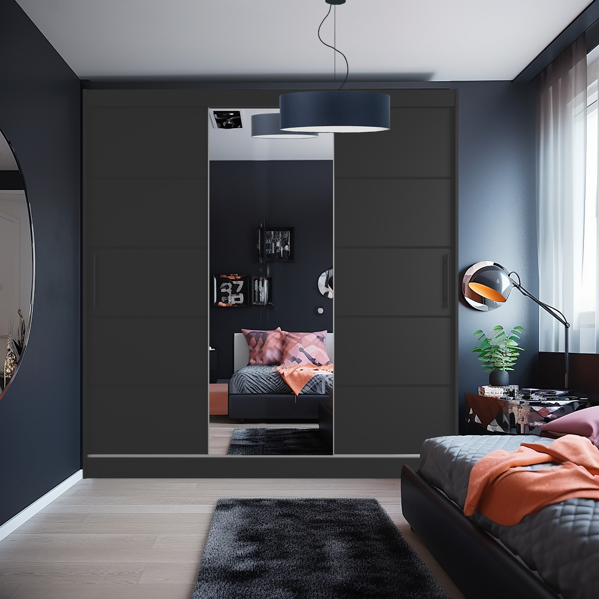 Dunkles Schlafzimmer mit großem Spiegel